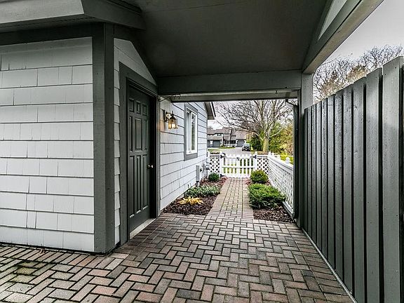 4th image of 463 Summerhaven Dr N