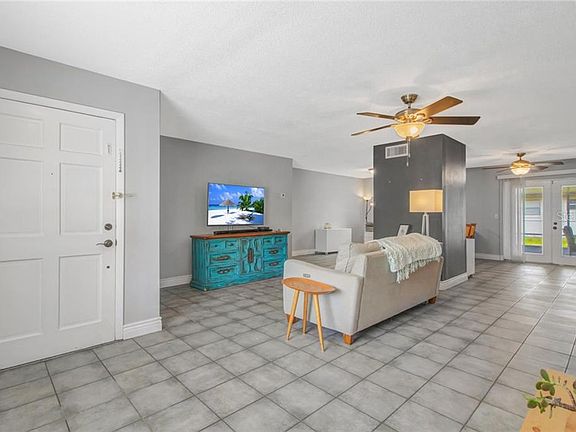 3rd image of 5121 N Woodcrest Dr