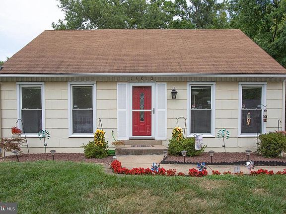 Adorable Cape Cod with beautiful landscape