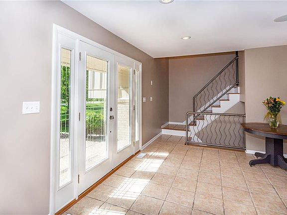 2nd image of 609 Braeside Dr N