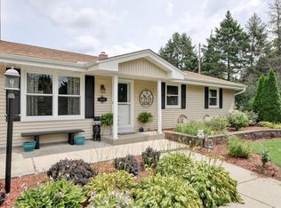 S76W33036 Horseshoe Dr, Mukwonago, WI 53149