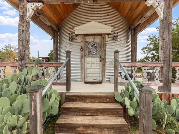 1447 Royal Oaks Loop, Fredericksburg, TX 78624