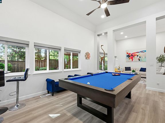 5th image of 142 Sussex Ct