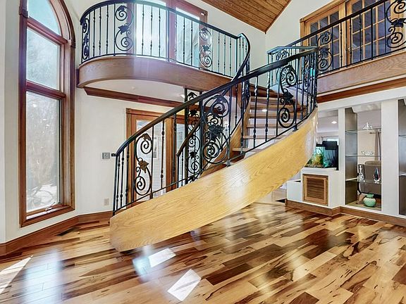 2nd image of 215 Country Wood Dr