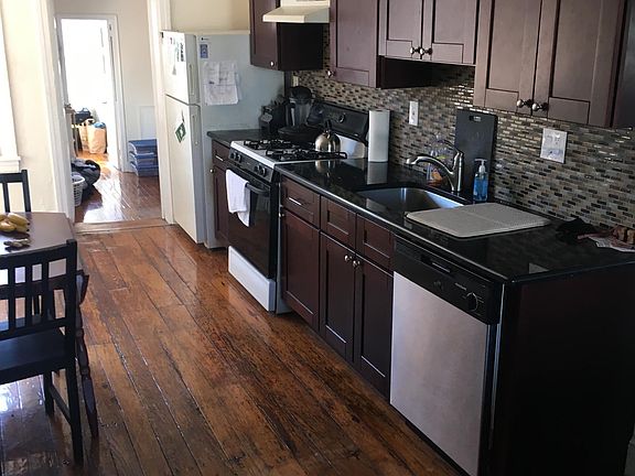 2nd image of 2328 Catharine St #3