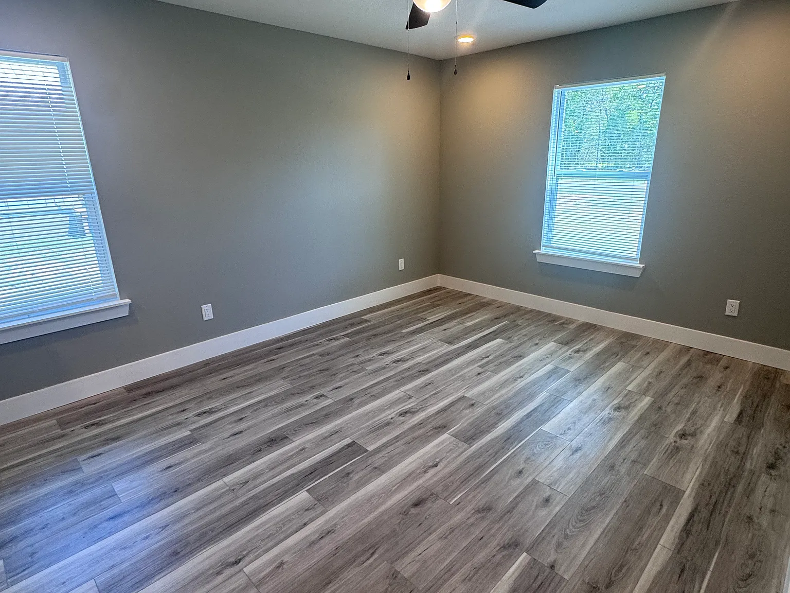 192 W Oleander Ave — Photo 3