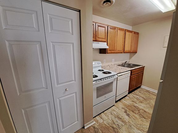 4th image of 1005 Queen Ann Dr #15