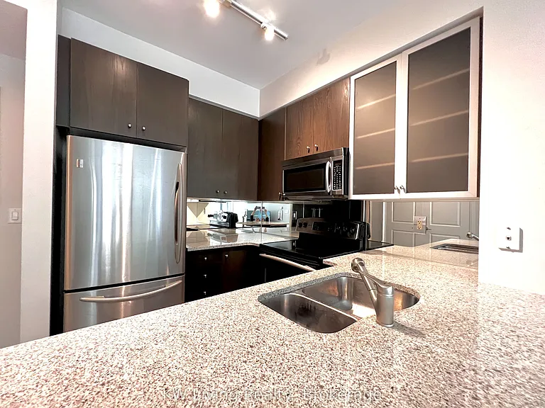 21 Scollard St #203 — Photo 8
