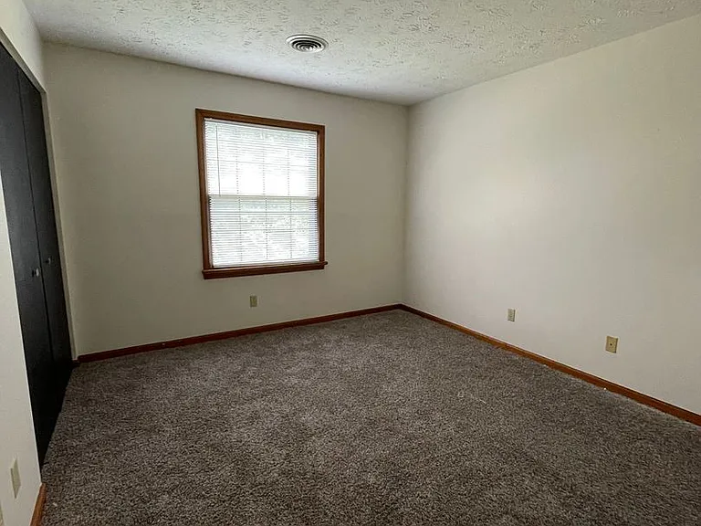Lynn-Gail Apartments — Photo 26