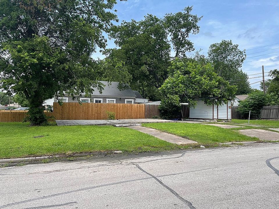 1st image of 208 W Avenue L