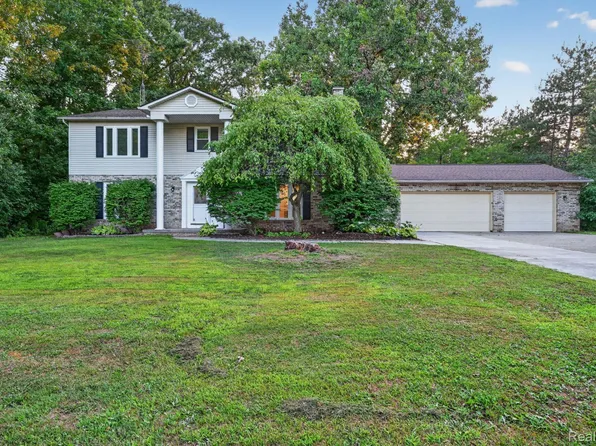 1141 Springborrow Dr, Flint, MI 48532