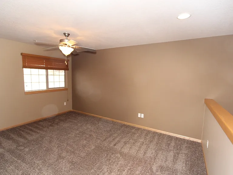 233 Woodfield Ct — Photo 9