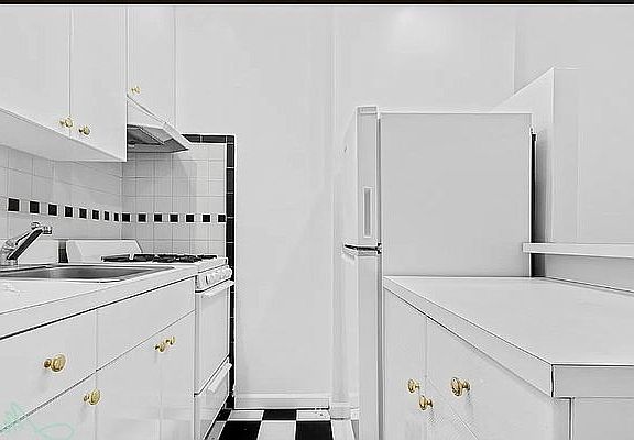3rd image of 358 E 51st St APT 2D