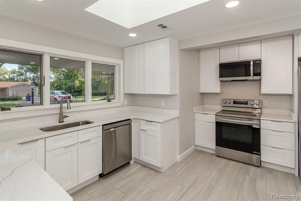 3 bed, 1.5 bath, 2016 sqft, $3,800 — Photo 4