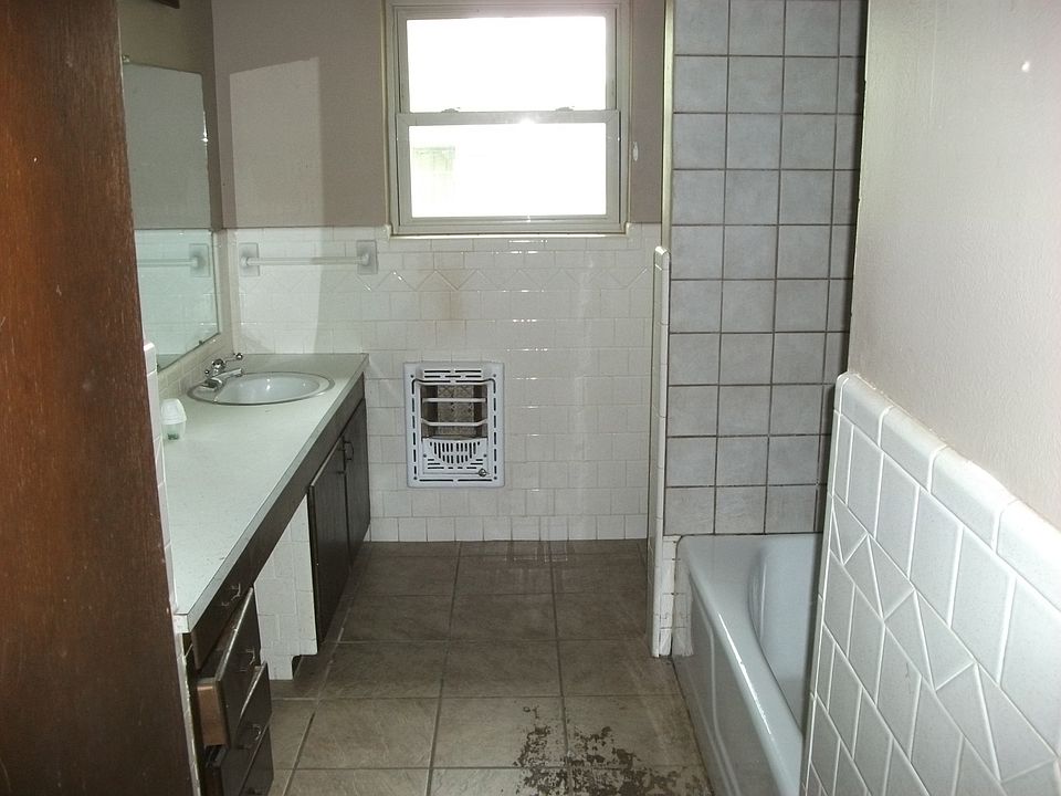 2nd image of 700 S Avenue F