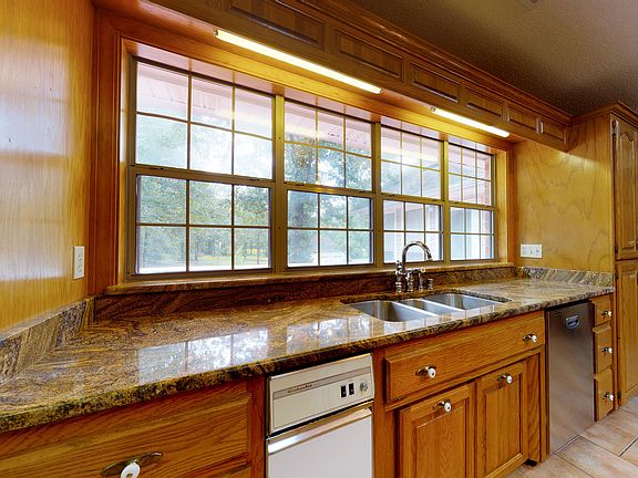 4th image of 141 Country Oaks Dr