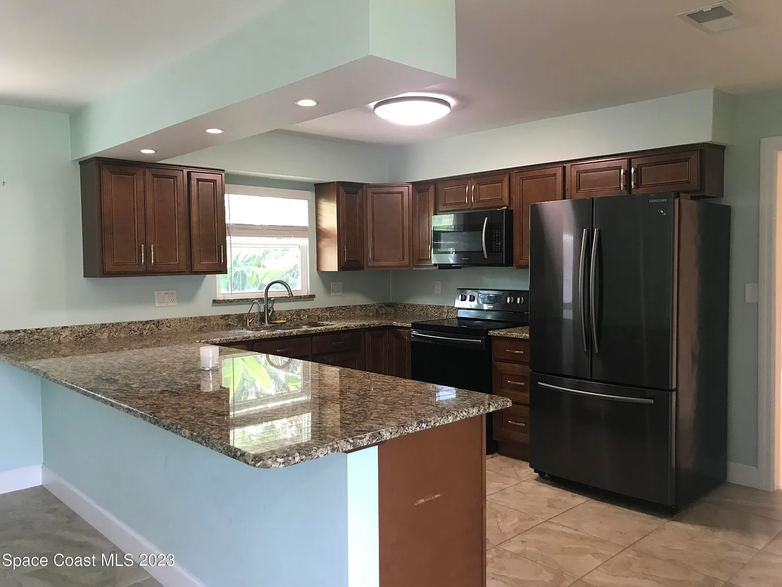 3 bed, 2.0 bath, 1693 sqft, $2,850 — Photo 3