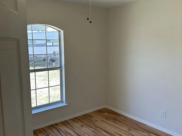 225 Brook Cir — Photo 2