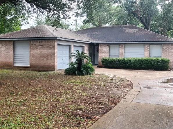 10003 Leamington Dr, Houston, TX 77070