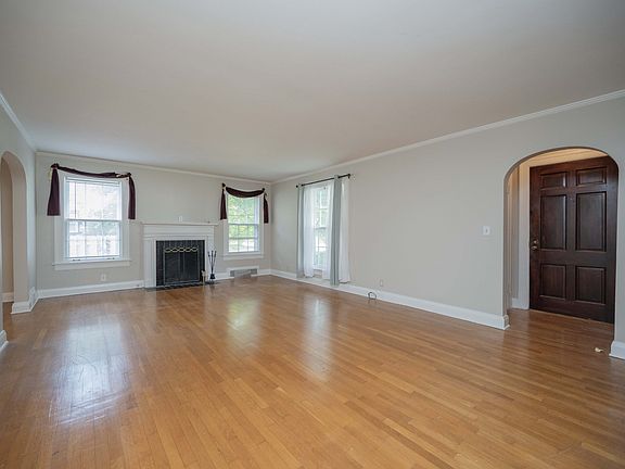 5th image of 210 Kingwood Dr