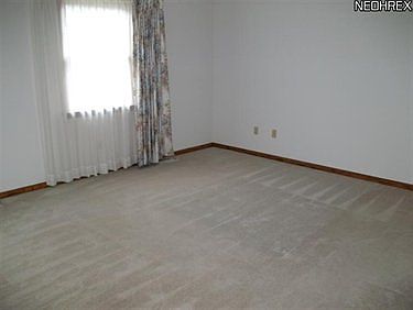 4th image of 925 Essex Ln