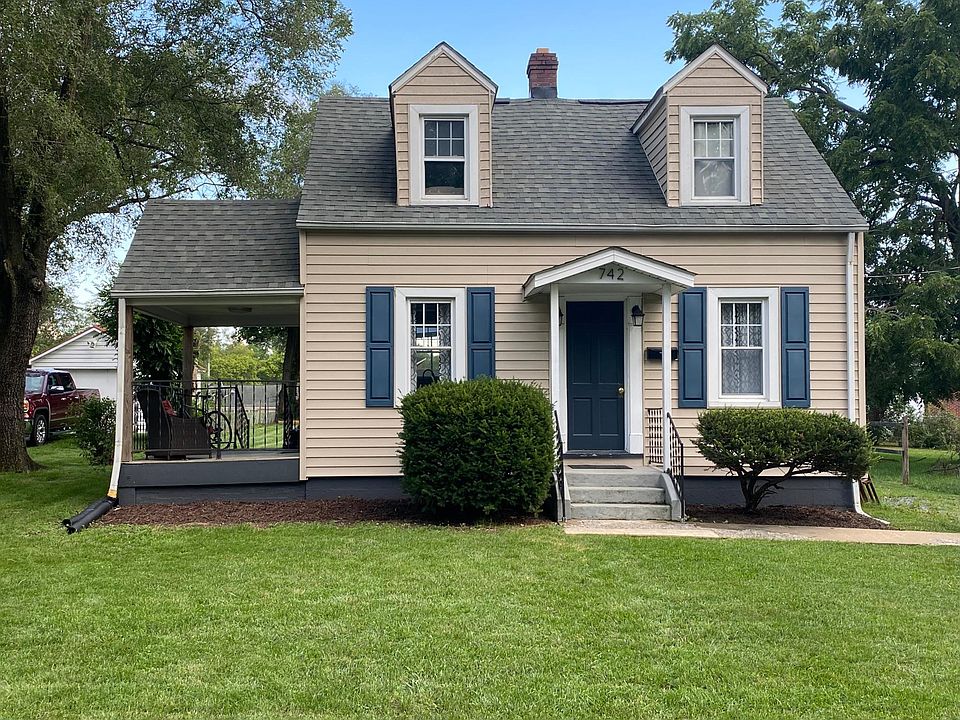 1st image of 742 Roosevelt St