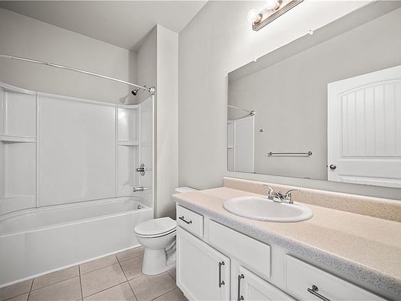 4th image of 410 Rockview Dr