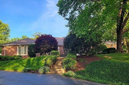 Large ranch on 1.02 acres