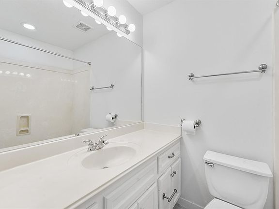 5th image of 208 Hawthorne St #A