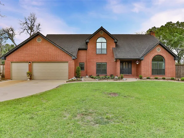 110 Rosewood St, Lake Jackson, TX 77566