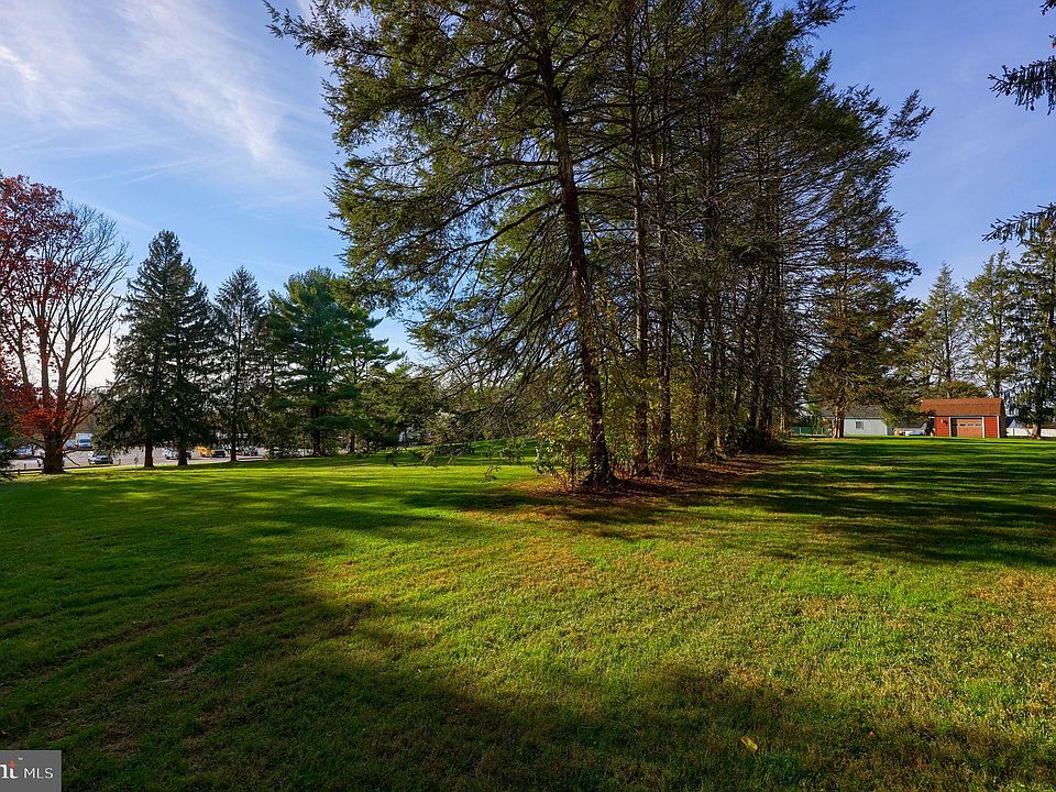 2nd image of 558 Longfellow Dr