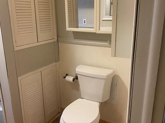 4th image of 142 Railroad Ave #1