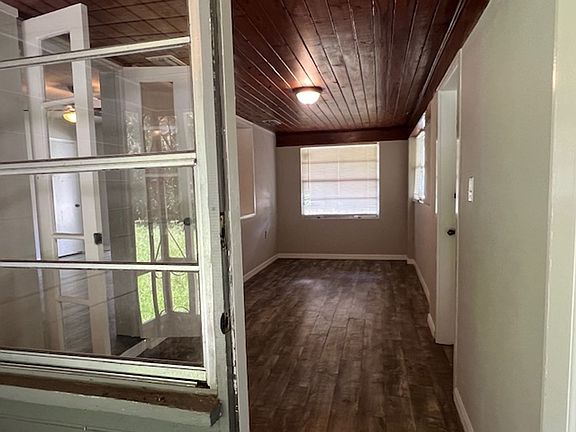5th image of 625 Hinton Cres