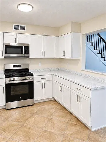 3 bed, 2.0 bath, 1714 sqft, $2,000 — Photo 3