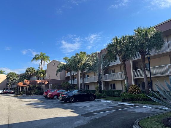 4th image of 7516 N Devon Drive Drive #212