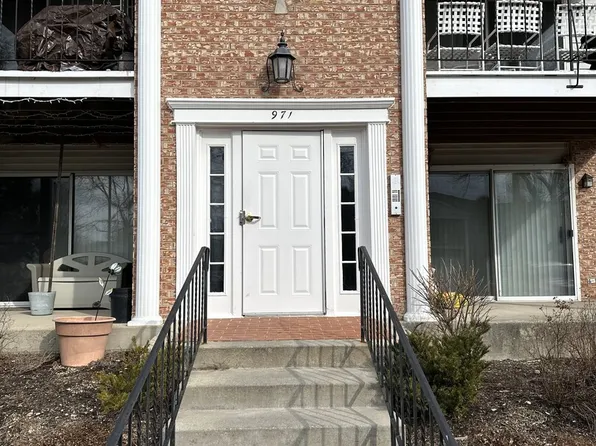971 Golf Course Rd APT 6, Crystal Lake, IL 60014