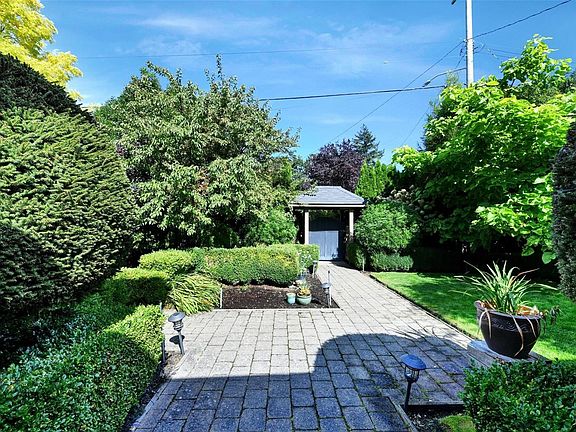 3rd image of 2065 Avondale Rd
