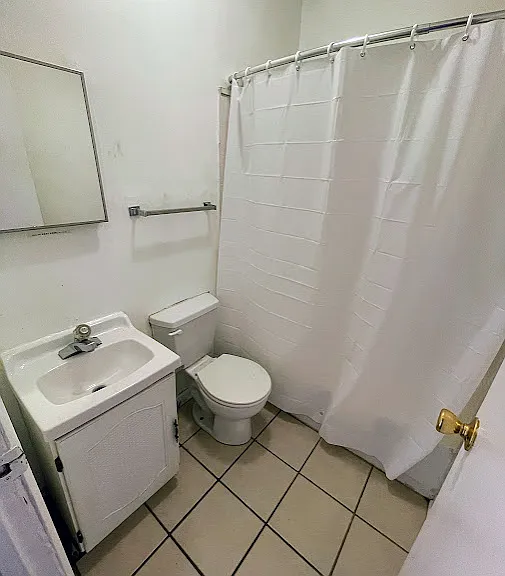 2148 Apt 2: Bathroom