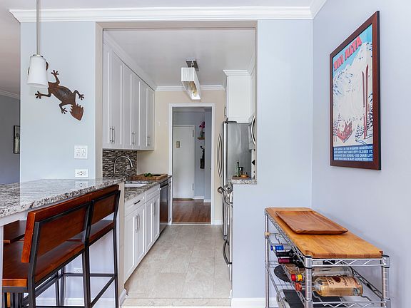 5th image of 2550 Independence Ave APT 5U