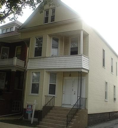 2nd image of 3342 N Claremont Ave