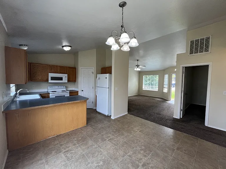 14320 Tara St — Photo 5