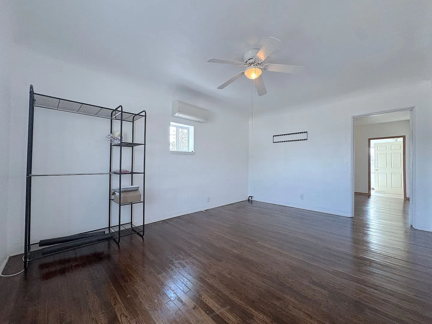 Historic Charm! 3bed/2Bath Refrig A/C! — Photo 4