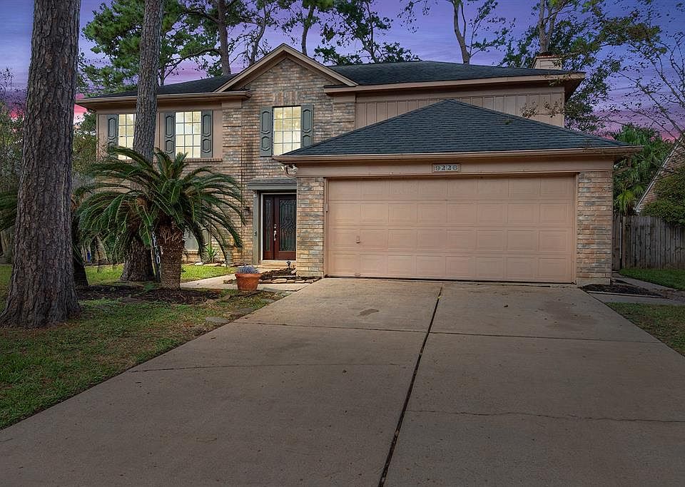 No better place to #StayHome to work, live and play in this over 2,300 SqFt Colony Creek Village classic in the heart of the Champions-Area. Beautiful multi-colored brick-front elevation set to a backdrop of mature trees & lush greenery on a quiet st