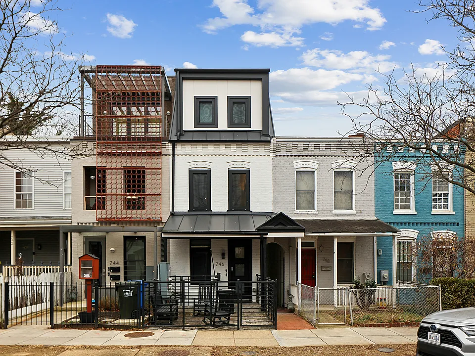 Completely updated condo in row house