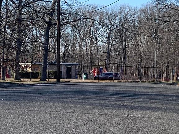 4th image of 10 Roslyn Dr