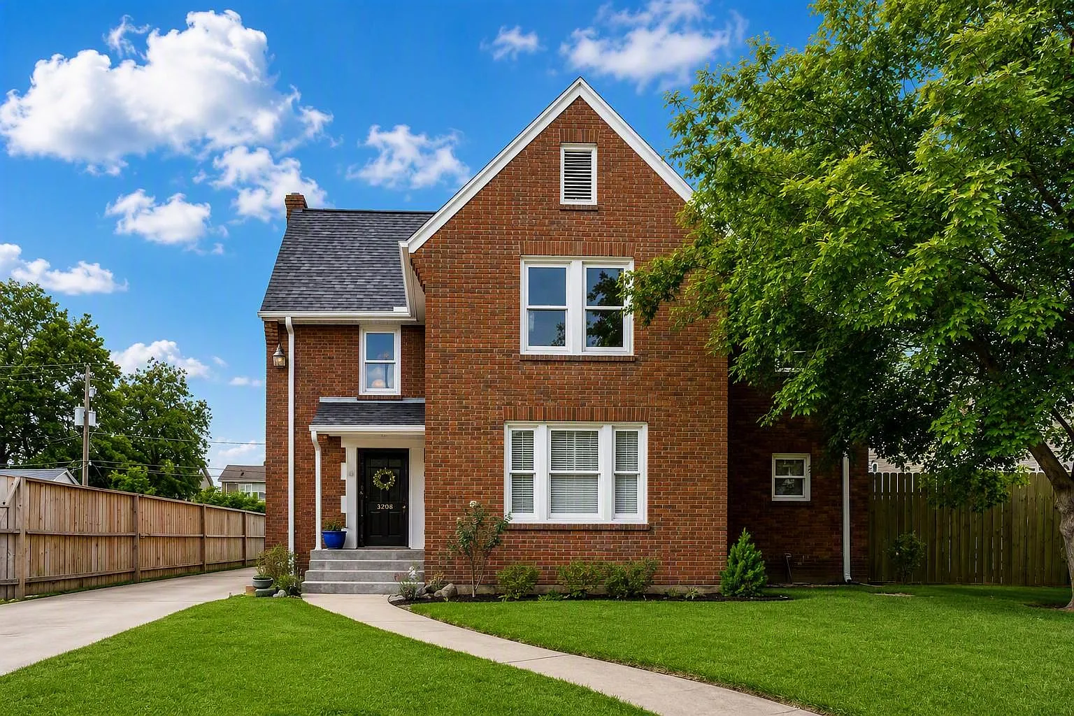 3 bed, 1.5 bath, 2033 sqft, $2,550 — Photo 1