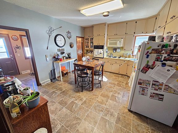 4th image of 507 Main St E