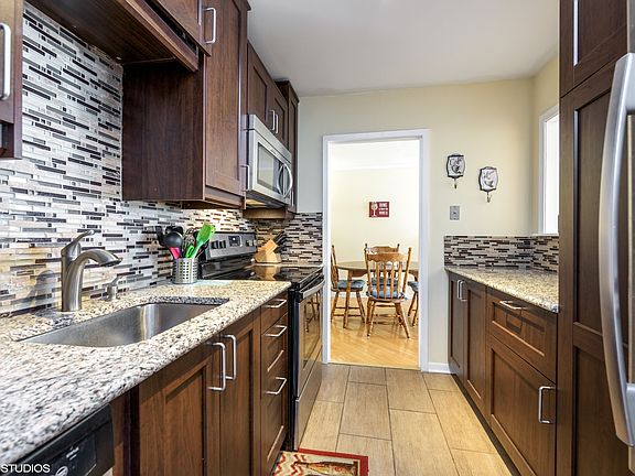 4th image of 3930 N Pine Grove Ave APT 2215