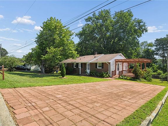3rd image of 1011 Duggins St