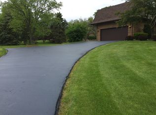 2 Horseshoe Ln, Lemont, IL 60439